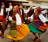 2 schwungvoll tanzende Paare aus spanischem Territorium bei der Europeade 2000 in Daenemark