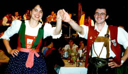 Tanzpaar in Suedtiroler Tracht beim Kathreintanz in Feldkirch