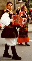 Sardischer Ziehharmonikaspieler in Damenbegleitung, Europeade in Daenemark 2000