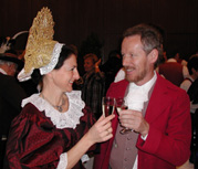 Annabeth in der Jubiläumstracht mit Michael Selb, der die Jubiläumsgoldhaube gefertigt hat