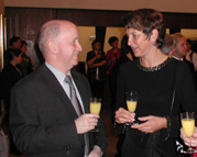 Rudi Schelling, Sponsor HypoBank, und Frau Vizebürgermeisterin Erika Burtscher beim Apero