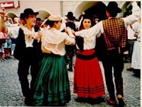  Zwei tanzende Paare der portugiesischen Gruppe Cada da Gaia