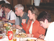 Beim Abendessen im Löwen in Tisis