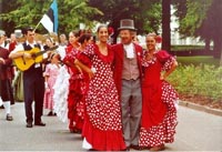 Michael in der Patriziertracht mit rassigen Spanierinnen bei der Europeade in Horsens Dänemark 2000